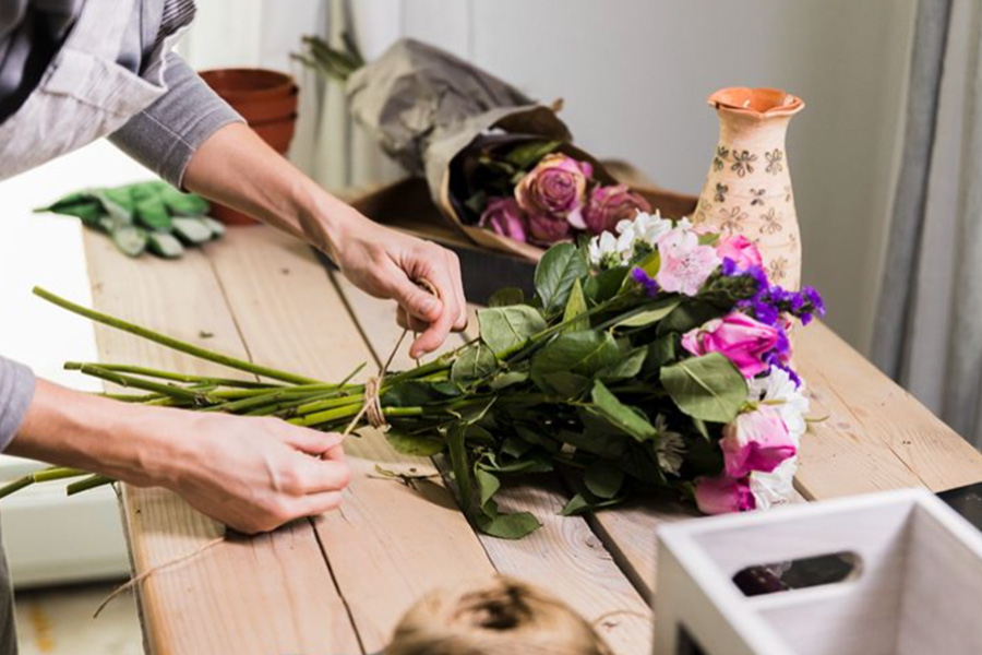 How Florists Decide Which Valentine Bouquets Are Pre Made